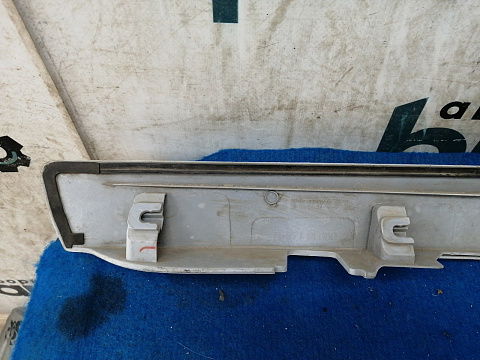 Фотография детали AA030932; Накладка крышки багажника; под камер. (76811-0F060) для Toyota Verso/БУ; Оригинал; Р1, Мелкий дефект; . Фото номер 14