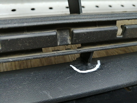 Фотография детали AA046153; Решетка переднего бампера (5G0853677) для Volkswagen Golf/БУ; Оригинал; Р1, Мелкий дефект; . Фото номер 4