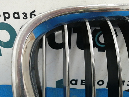 AA034173; Решетка радиатора правая, 13 перемычек (51137211658) для BMW 7 серия F01 F02/БУ; Оригинал; Р1, Мелкий дефект; 