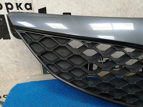 Фотография детали AA036916; Решетка радиатора (BR5S-50711) для Mazda 3 BK/БУ; Оригинал; Р0, Хорошее; (36C) Темно-серый. Фото номер 6