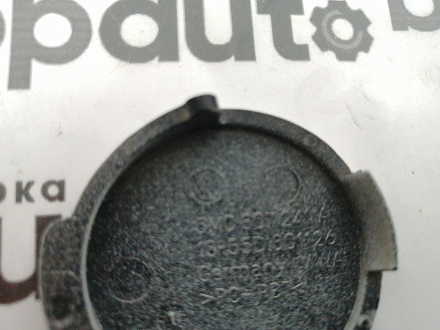 AA045955; Заглушка буксир. крюка переднего бампера (5M0807241A) для Volkswagen Golf Plus II (2009-2014)/БУ; Оригинал; Р1, Мелкий дефект; 