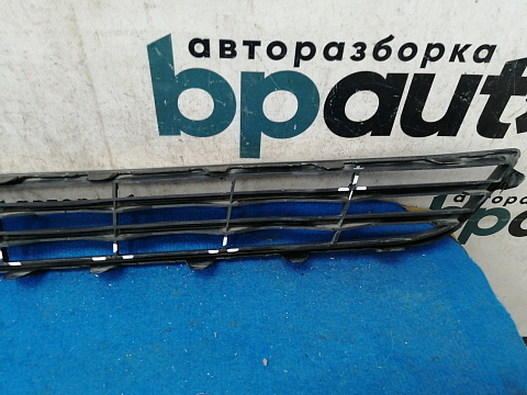 Фотография детали AA031031; Решетка переднего бампера (C1BB-17K945-A) для Ford Fiesta/БУ; Оригинал; Р1, Мелкий дефект; . Фото номер 10