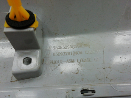 AA010038; Накладка крышки багажника; без камер. (95093281) для Opel Mokka (2012 - 2015)/БУ; Оригинал; Р1, Мелкий дефект; 