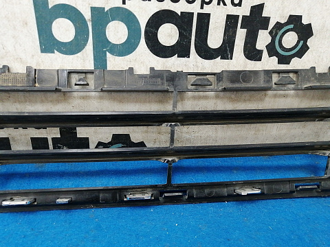 Фотография детали AA032261; Решетка переднего бампера (DS73-17B968-K) для Ford Mondeo/БУ; Оригинал; Р1, Мелкий дефект; . Фото номер 10