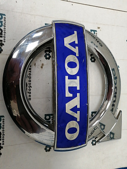 AA038087; Эмблема решетки радиатора (30796425) для Volvo XC60/БУ; Оригинал; Р1, Мелкий дефект; 