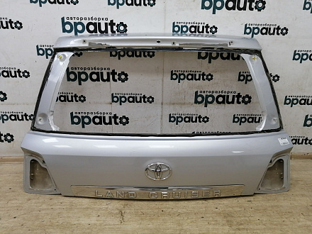 AA021593; Крышка багажника верхняя (67005-60D51) для Toyota Land Cruiser 200 рест. (2012 — 2015)/БУ; Оригинал; Р0, Хорошее; (1F7) Серебро металик