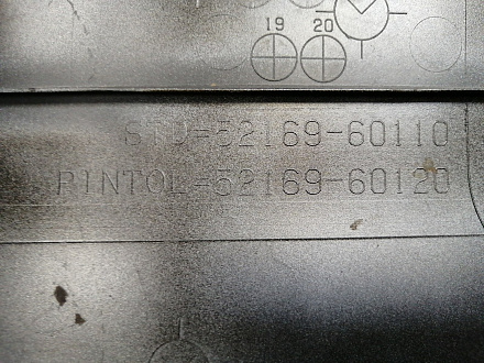 AA036491; Заглушка фаркопа (52169-60110) для Lexus LX570, LX450D рест. (2012 — 2015)/БУ; Оригинал; Р1, Мелкий дефект; 