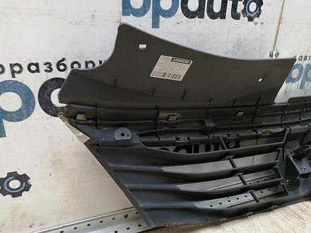AA045280; Решетка радиатора (8200752748) для Renault Logan I рест. (2009-2015)/БУ; Оригинал; Р1, Мелкий дефект; 