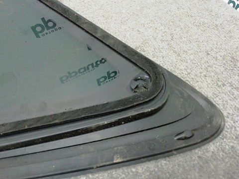 Фотография детали AA002908; Стекло в заднее левое крыло, форточка (TD11-63-950B) для Mazda CX-9 I (2006-2012)/БУ; Оригинал; Р1, Мелкий дефект; . Фото номер 4
