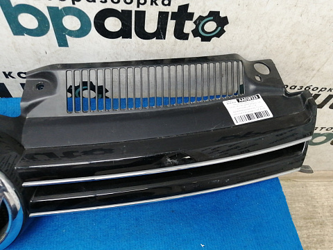 Фотография детали AA028223; Решетка радиатора (5K0853651AL) для Volkswagen Golf/БУ; Оригинал; Р2, Удовлетворительное; . Фото номер 3
