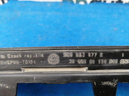 AA033490; Решетка переднего бампера - центральная (5E0 853 677 K) для Skoda Octavia/БУ; Оригинал; Р2, Удовлетворительное; 