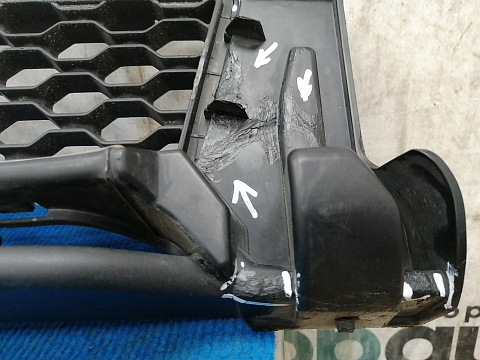 Фотография детали AA036541; Решетка переднего бампера (GX73-17H750-AA) для Jaguar XE I (2015-2019)/БУ; Оригинал; Р1, Мелкий дефект; . Фото номер 4