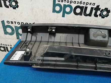 AA036198; Накладка задней панели (6RU863459A) для Volkswagen Polo/БУ; Оригинал; Р1, Мелкий дефект; 