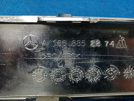 AA022869; Накладка юбки заднего бампера верхняя хром (A1668852274) для Mercedes-Benz M-klasse III (W166) (2011-2015)/БУ; Оригинал; Р1, Мелкий дефект; 