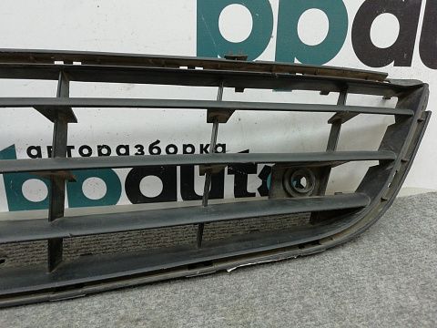 Фотография детали AA010056; Решетка переднего бампера (13179942) для Opel Corsa/БУ; Оригинал; Р0, Хорошее; . Фото номер 2