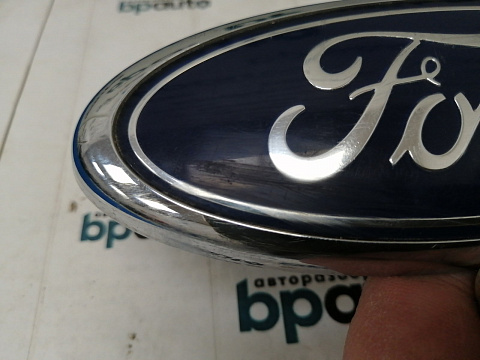 Фотография детали AA038057; Эмблема на решетку радиатора (4M518216AA) для Ford Focus/БУ; Оригинал; Р0, Хорошее; . Фото номер 3