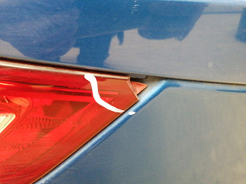 Фотография детали AA039124; Крышка багажника (67005-02280) для Toyota Auris II (2013 — 2015)/БУ; Оригинал; Р1, Мелкий дефект; . Фото номер 5