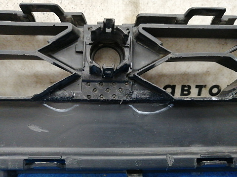 Фотография детали AA033356; Решетка переднего бампера центральная; под паркт. (5NA853677C) для Volkswagen Tiguan II (2016- 2020)/БУ; Оригинал; Р2, Удовлетворительное; . Фото номер 14