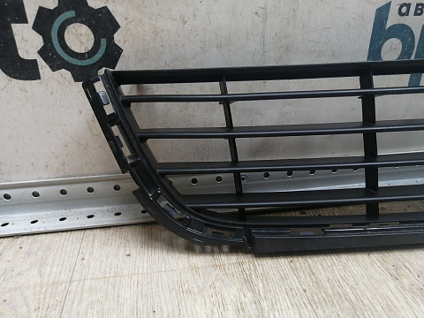 Фотография детали AA045113; Решетка переднего бампера (5K0853677) для Volkswagen Golf/БУ; Оригинал; Р1, Мелкий дефект; . Фото номер 2