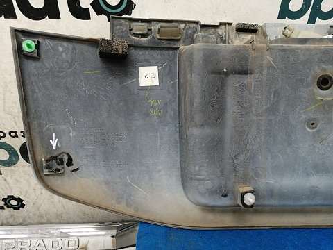 Фотография детали AA033924; Накладка крышки багажника (76811-60250) для Toyota Land Cruiser Prado 150 рест. (2013 — 2017)/БУ; Оригинал; Р2, Удовлетворительное; . Фото номер 12