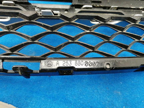 Фотография детали AA027392; Решетка радиатора (A2538800002) для Mercedes-Benz GLC-klasse I рест. (X253) (2019-н.в.)/БУ; Оригинал; Р1, Мелкий дефект; . Фото номер 14