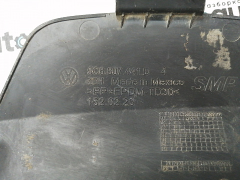 Фотография детали AA026243; Заглушка буксир. крюка заднего бампера (5С6807441D) для Volkswagen Jetta VI (2010- 2014)/БУ; Оригинал; Р0, Хорошее; . Фото номер 3