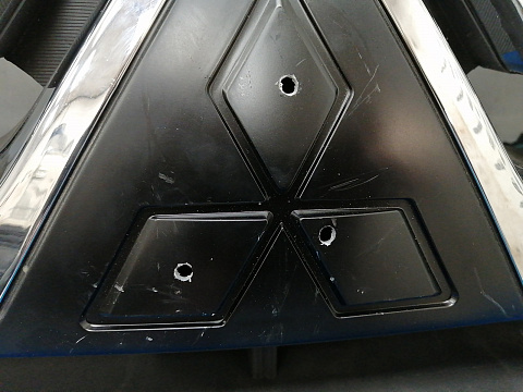 Фотография детали AA038722; Решетка радиатора (7450A150) для Mitsubishi Pajero IV (2006-2012)/Нов с деф; Неоригинал; Р0, Хорошее; . Фото номер 4