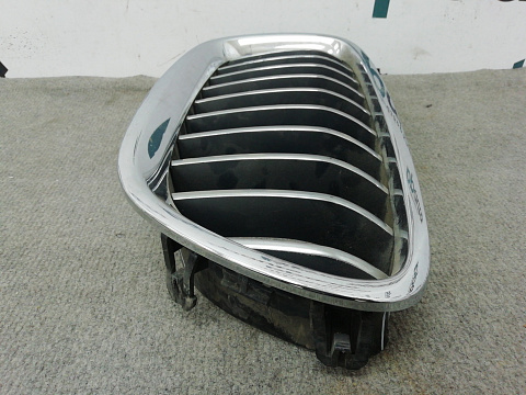 Фотография детали AA008407; Решетка радиатора левая, 10 перемычек (51137412323) для BMW 5 серия F10 F11/БУ; Оригинал; Р1, Мелкий дефект; . Фото номер 4