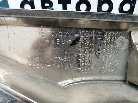 AA011874; Накладка крышки багажника; под камер. ( 76801-33340) для Toyota Camry 50 (2012 — 2014)/БУ; Оригинал; Р1, Мелкий дефект; 