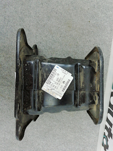 Фотография детали AA009925; Кронштейн усилителя переднего бампера левый, домик (22742367) для Opel Antara/БУ; Оригинал; Р0, Хорошее; . Фото номер 4