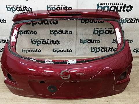 Фотография детали AA033939; Крышка багажника; под камер. (K0100BR0MA) для Nissan Qashqai/БУ; Оригинал; Р2, Удовлетворительное; . Фото номер 1