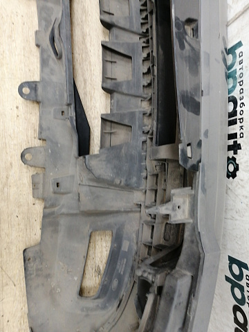 Фотография детали AA031631; Бампер передний, под ПТФ; под паркт.; под омыват. (AH22-17F003-AB) для Land Rover Discovery IV (2009 - 2013)/БУ; Оригинал; Р1, Мелкий дефект; . Фото номер 8