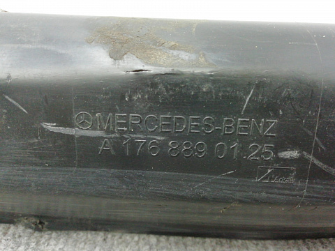 Фотография детали AA003351; Накладка крепления переднего левого крыла (A1768890125) для Mercedes-Benz A-klasse W176/БУ; Оригинал; Р0, Хорошее; . Фото номер 2