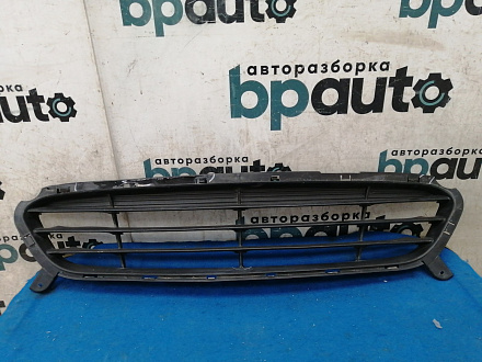AA033705; Решетка переднего бампера (86561-1R000) для Hyundai Solaris/БУ; Оригинал; Р1, Мелкий дефект; 