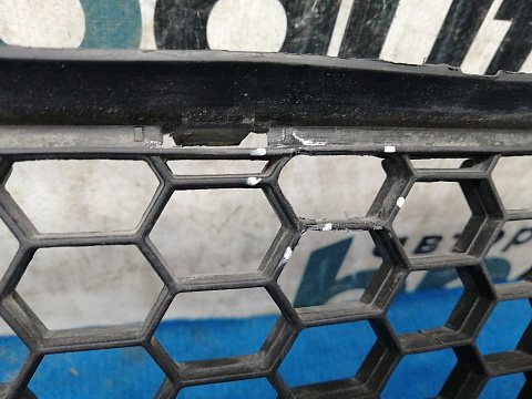 Фотография детали AA033703; Решетка переднего бампера (8200752803) для Renault Logan I рест. (2009-2015)/БУ; Оригинал; Р1, Мелкий дефект; . Фото номер 6