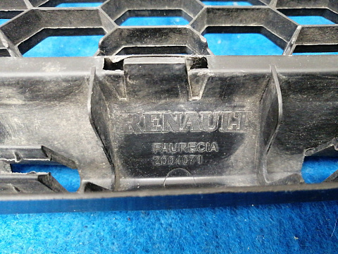 Фотография детали AA033703; Решетка переднего бампера (8200752803) для Renault Logan I рест. (2009-2015)/БУ; Оригинал; Р1, Мелкий дефект; . Фото номер 18