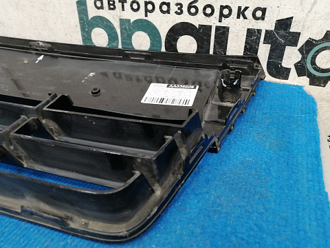 Фотография детали AA036609; Решетка переднего бампера центральная, глянцевая; под паркт. (BM51-17K945-F) для Ford Focus/БУ; Оригинал; Р1, Мелкий дефект; . Фото номер 3