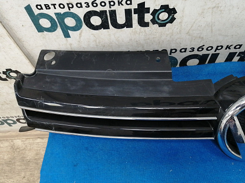 Фотография детали AA028223; Решетка радиатора (5K0853651AL) для Volkswagen Golf/БУ; Оригинал; Р2, Удовлетворительное; . Фото номер 8