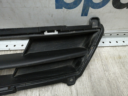 AA045107; Решетка переднего бампера (86561-4L500) для Hyundai Solaris/БУ; Оригинал; Р1, Мелкий дефект; 