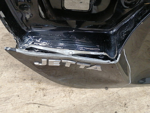 Фотография детали AA038135; Крышка багажника (5C6827025A) для Volkswagen Jetta VI (2010- 2014)/БУ; Оригинал; Р3, Под восстановление; . Фото номер 6