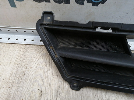 AA045107; Решетка переднего бампера (86561-4L500) для Hyundai Solaris/БУ; Оригинал; Р1, Мелкий дефект; 