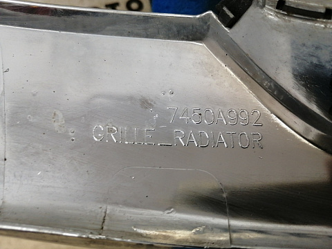 Фотография детали AA033317; Решетка радиатора (7450A992) для Mitsubishi Outlander III рест.2 (2015-2018)/БУ; Оригинал; Р2, Удовлетворительное; . Фото номер 22