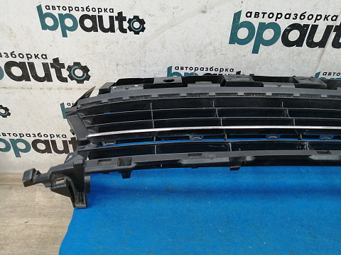 Фотография детали AA030551; Решетка переднего бампера (622542439R) для Renault Logan II (2013-2018)/БУ; Оригинал; Р1, Мелкий дефект; . Фото номер 9