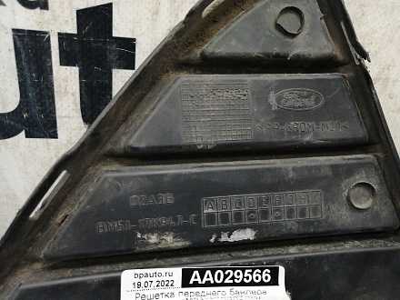 AA029566; Решетка переднего бампера левая, глянцевая (BM51-17K947-C) для Ford Focus/БУ; Оригинал; Р1, Мелкий дефект; 