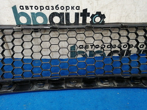 Фотография детали AA033703; Решетка переднего бампера (8200752803) для Renault Logan I рест. (2009-2015)/БУ; Оригинал; Р1, Мелкий дефект; . Фото номер 16