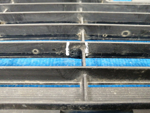 Фотография детали AA037734; Решетка переднего бампера (6402A046) для Mitsubishi Pajero IV (2006-2012)/БУ; Оригинал; Р1, Мелкий дефект; . Фото номер 8