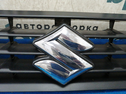 Фотография детали AA032710; Решетка радиатора (71741-51K0) для Suzuki Splash I (2008 — 2012)/БУ; Оригинал; Р2, Удовлетворительное; . Фото номер 3