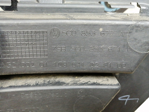 Фотография детали AA046151; Решетка переднего бампера (5G0853677A) для Volkswagen Golf/БУ; Оригинал; Р1, Мелкий дефект; . Фото номер 19