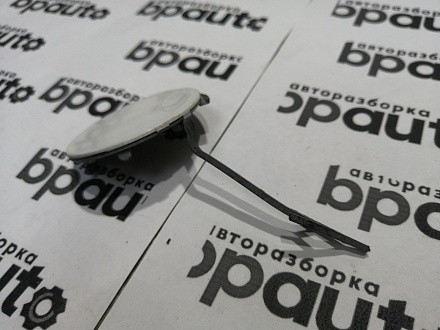 AA045438; Заглушка букс. крюка переднего бампера (13225748) для Opel Astra/БУ; Оригинал; Р1, Мелкий дефект; 