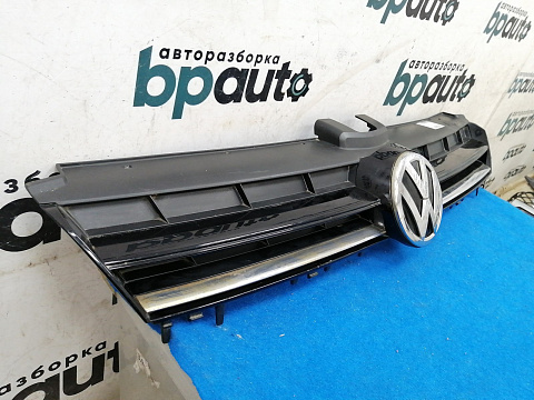 Фотография детали AA027391; Решетка радиатора (5G0853653E) для Volkswagen Golf/БУ; Оригинал; Р2, Удовлетворительное; . Фото номер 2